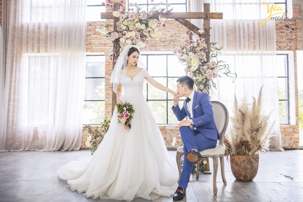 Nếu bạn đang băn khoăn trong việc lựa chọn một Studio chụp hình cưới chuyên nghiệp, đẳng cấp. Thì đừng ngần ngại chọn Yêu Media. Chúng tôi sẽ mang đến cho hai bạn những trải nghiệm về dịch vụ cưới hoàn hảo. Yêu Media sẽ là một phần giúp ngày cưới của hai bạn được trọn vẹn và ý nghĩa.