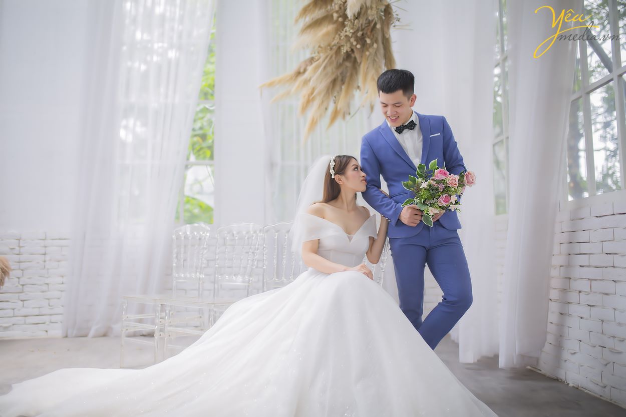 Nếu bạn đang băn khoăn trong việc lựa chọn một Studio chụp hình cưới chuyên nghiệp, đẳng cấp. Thì đừng ngần ngại chọn Yêu Media. Chúng tôi sẽ mang đến cho hai bạn những trải nghiệm về dịch vụ cưới hoàn hảo. Yêu Media sẽ là một phần giúp ngày cưới của hai bạn được trọn vẹn và ý nghĩa.