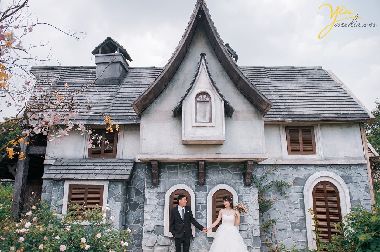 nắm tay nhau trước lâu đài lãng mạn