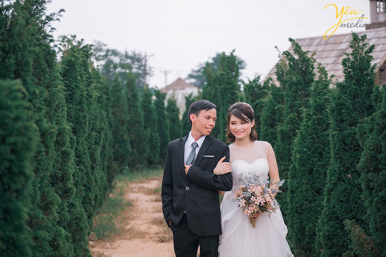 chụp ảnh cưới khoác tay nhau trong vườn xanh