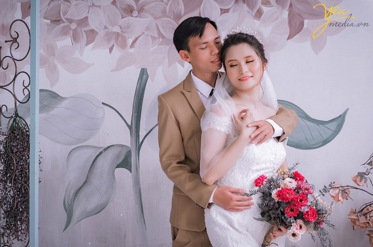 ôm em từ phía sau