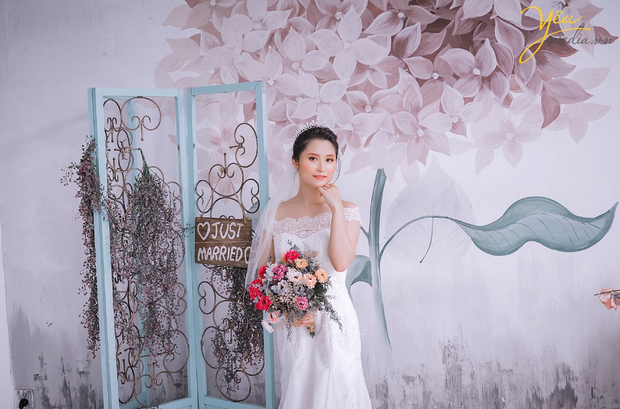 cô dâu đứng đáng yêu một mình trong tà váy trắng