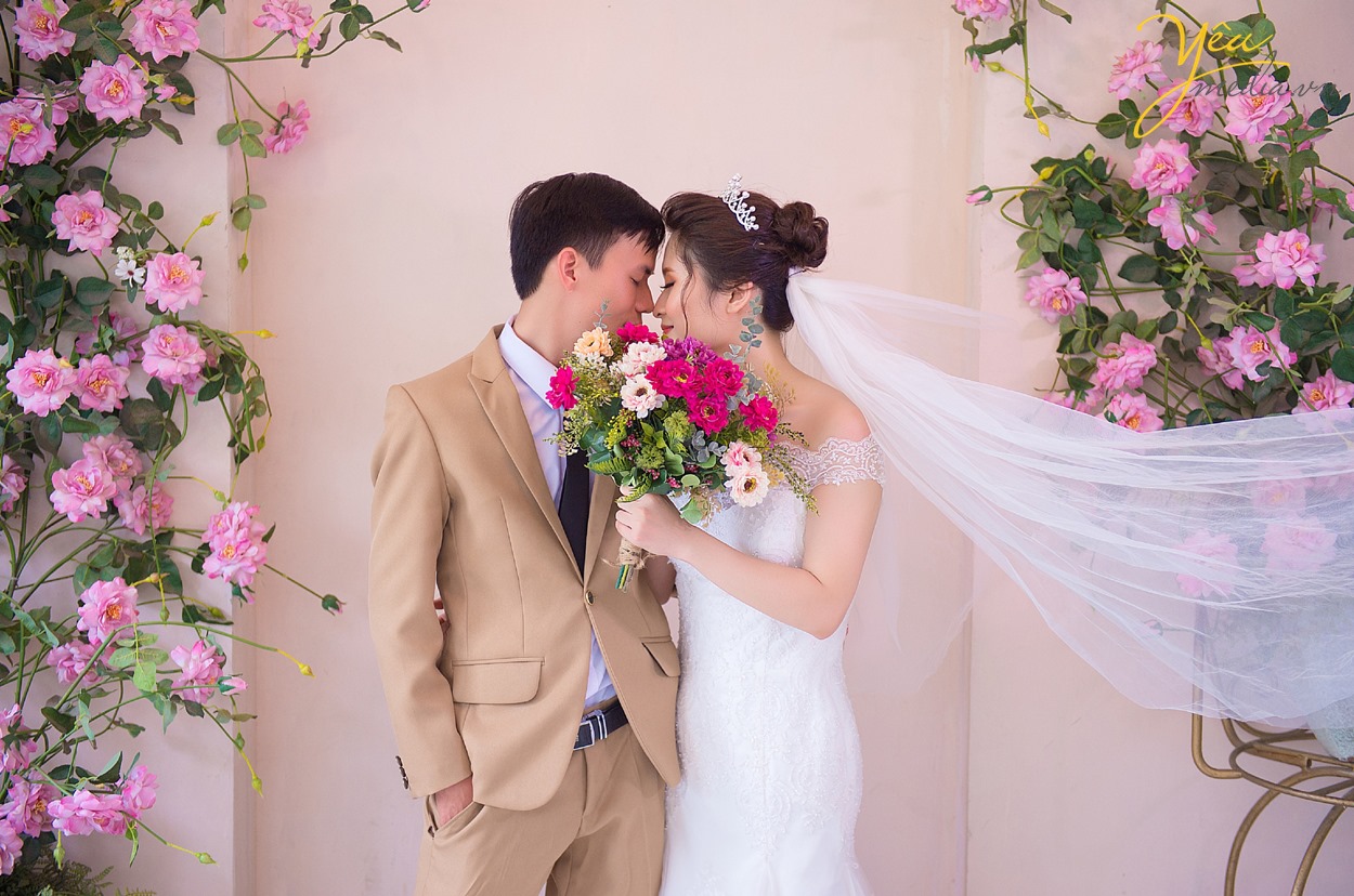 hôn nhau trên nền phông màu hồng