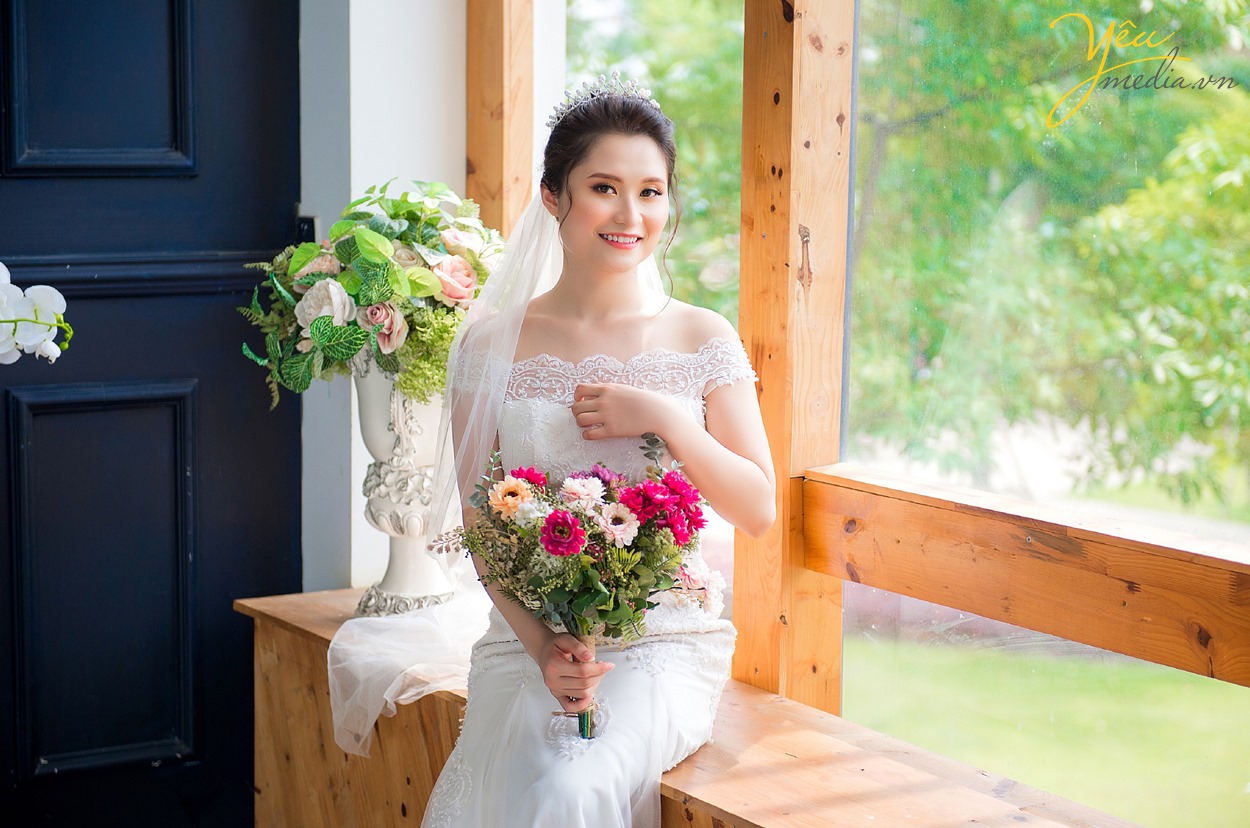 cô dâu tươi xinh bên cửa sổ