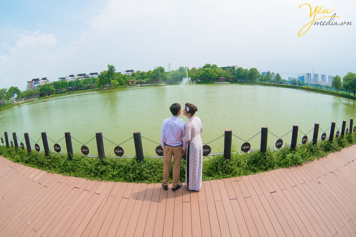 cô dâu chú rể hôn nhau bên hồ