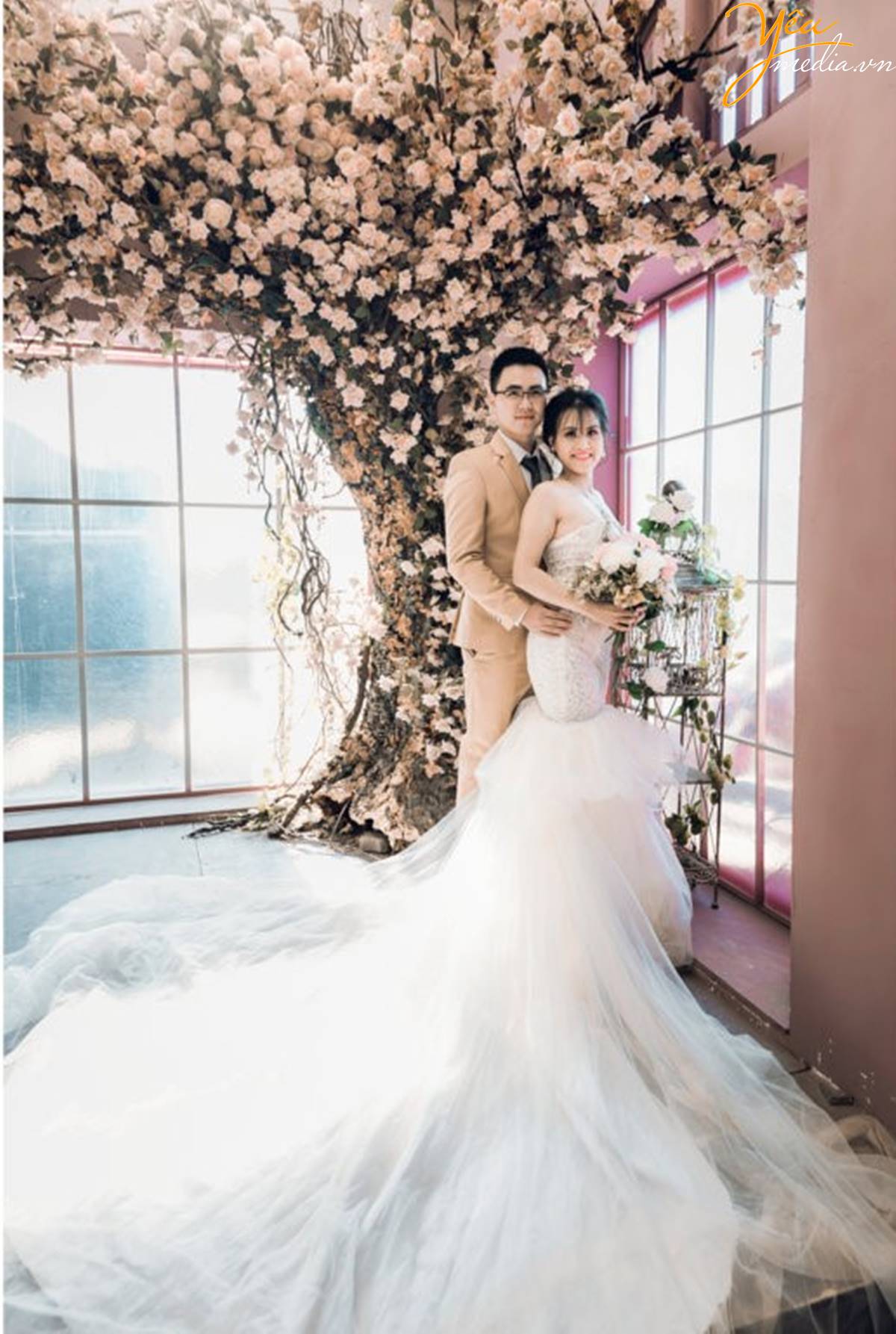 chụp ảnh cưới tại Thảo nguyên hoa Long Biên