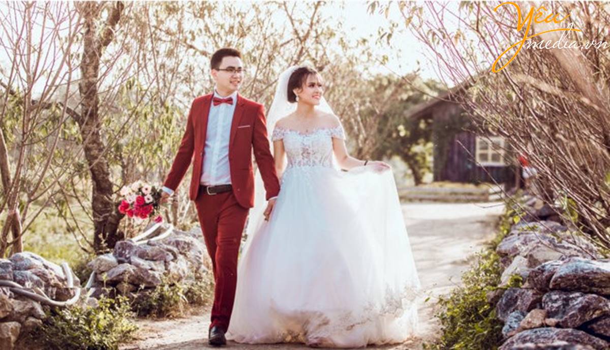 chụp ảnh cưới tại Thảo nguyên hoa Long Biên