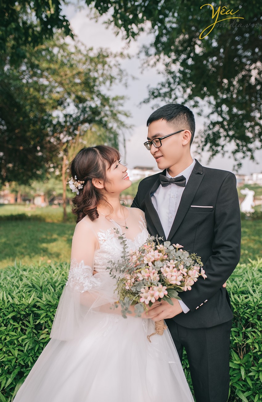 chú rể cô dâu nhìn nhau đắm đuối khi chụp ảnh cưới