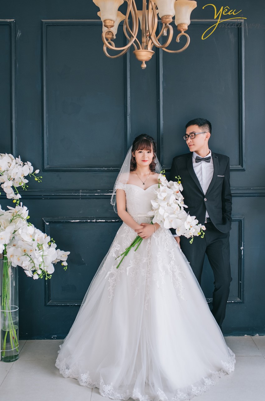 chú rể nhìn cô dâu ánh mắt say đắm khi chụp anum