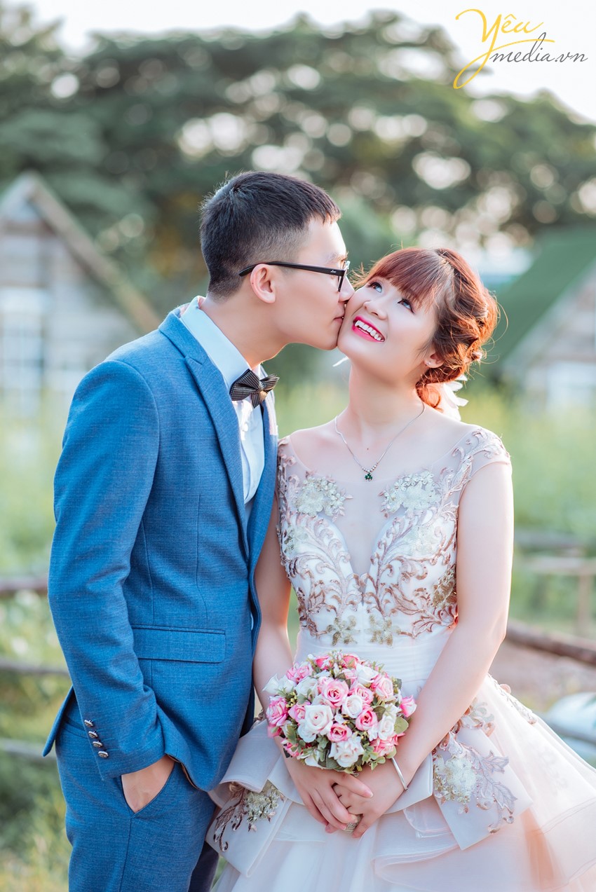 chú rể hôn má cô dâu khi chụp ảnh cưới đẹp