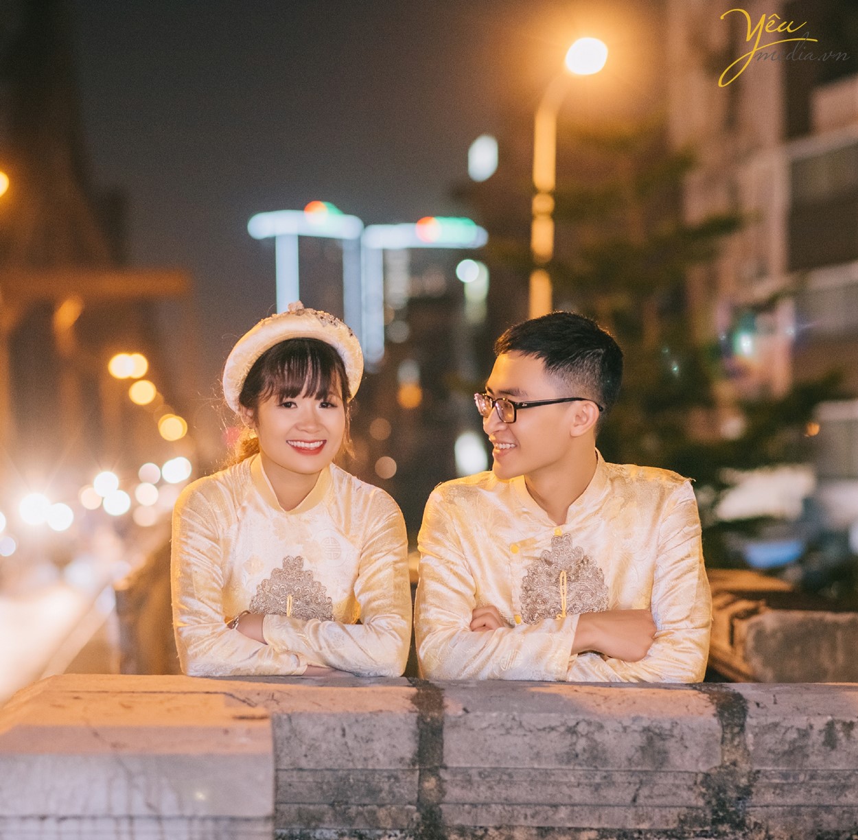 chụp ảnh cưới trên cầu long biên vào buổi tối
