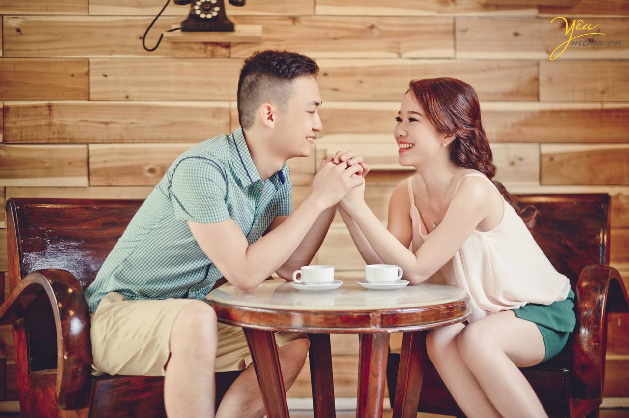 cặp đôi cưới chụp ảnh trong studio