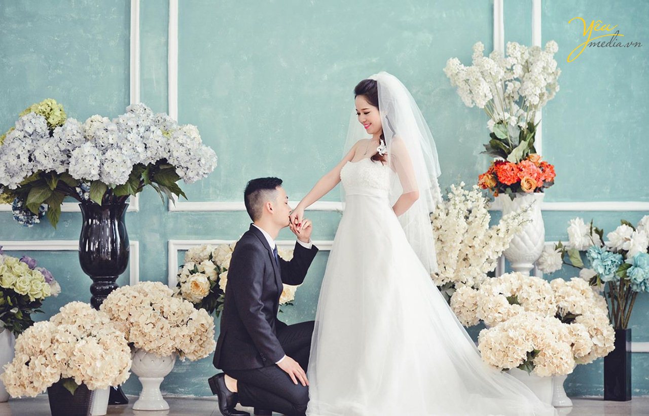 cặp đôi cưới chụp ảnh trong studio