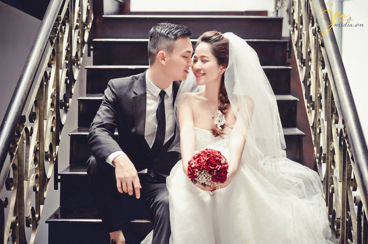 cặp đôi cưới chụp ảnh trong studio