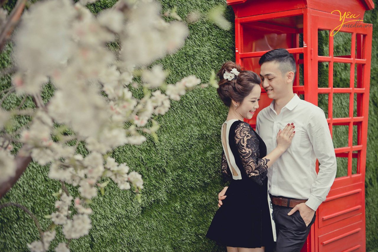 cặp đôi cưới chụp ảnh trong studio