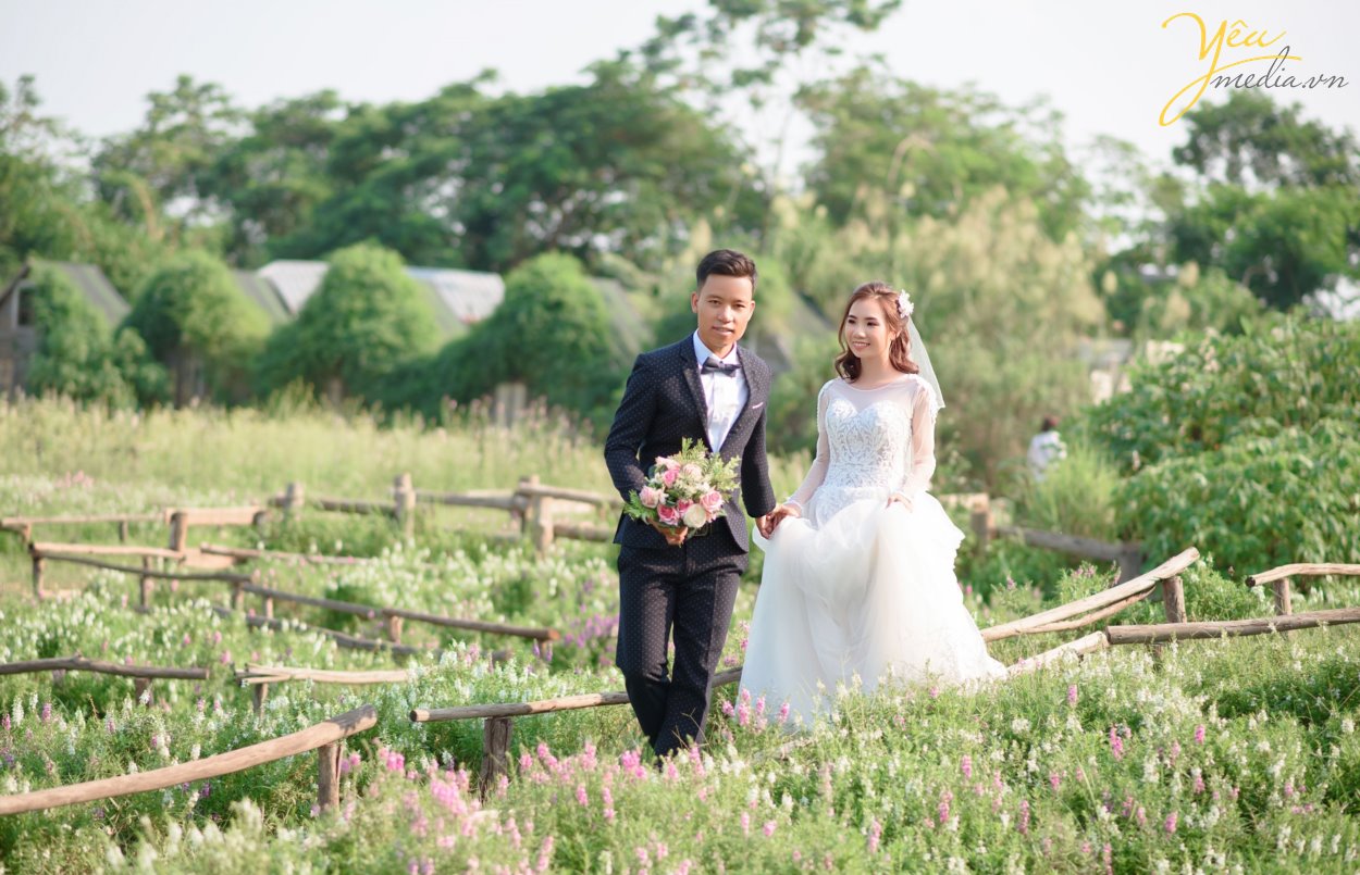 Phục sức, trang điểm hay địa điểm chụp ảnh cưới quả thật quan trọng, không chỉ khi chụp ảnh cưới phong cách Hàn Quốc mà trong chụp hình cưới nói chung. Thế nhưng, điều quan trọng nhất để tạo nên cái chất lãng mạn xứ kim chi trong bộ ảnh chính là concept chụp.  Bộ album cưới đẹp là khi người xem cảm thấy phảng phất nét Hàn Quốc và vẫn giữ được vẻ đẹp tự nhiên của cô dâu chú rể. Và concept, hay ý tưởng, nội dung của bộ ảnh chính là yếu tố quyết định cảm giác này.