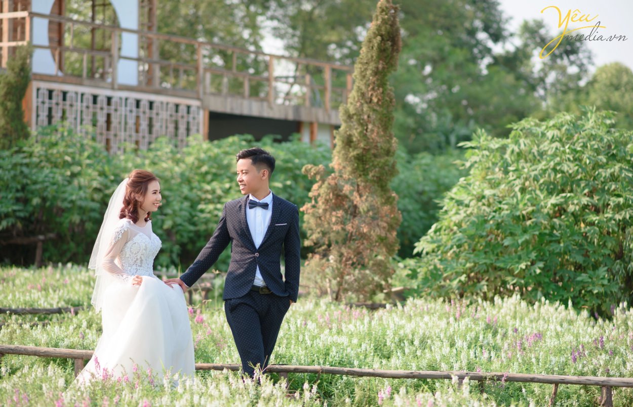 Phục sức, trang điểm hay địa điểm chụp ảnh cưới quả thật quan trọng, không chỉ khi chụp ảnh cưới phong cách Hàn Quốc mà trong chụp hình cưới nói chung. Thế nhưng, điều quan trọng nhất để tạo nên cái chất lãng mạn xứ kim chi trong bộ ảnh chính là concept chụp.  Bộ album cưới đẹp là khi người xem cảm thấy phảng phất nét Hàn Quốc và vẫn giữ được vẻ đẹp tự nhiên của cô dâu chú rể. Và concept, hay ý tưởng, nội dung của bộ ảnh chính là yếu tố quyết định cảm giác này.