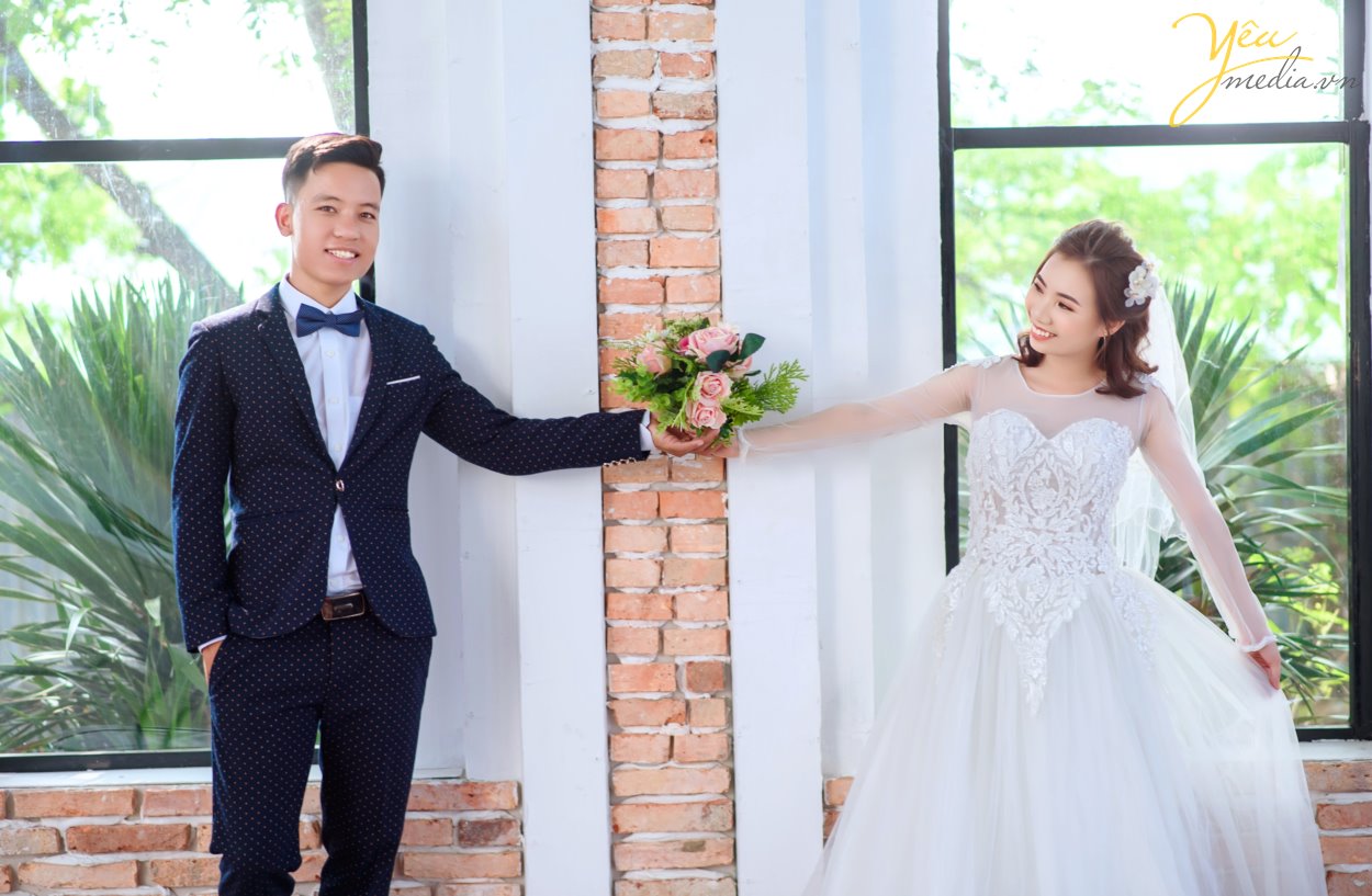 Phục sức, trang điểm hay địa điểm chụp ảnh cưới quả thật quan trọng, không chỉ khi chụp ảnh cưới phong cách Hàn Quốc mà trong chụp hình cưới nói chung. Thế nhưng, điều quan trọng nhất để tạo nên cái chất lãng mạn xứ kim chi trong bộ ảnh chính là concept chụp.  Bộ album cưới đẹp là khi người xem cảm thấy phảng phất nét Hàn Quốc và vẫn giữ được vẻ đẹp tự nhiên của cô dâu chú rể. Và concept, hay ý tưởng, nội dung của bộ ảnh chính là yếu tố quyết định cảm giác này.