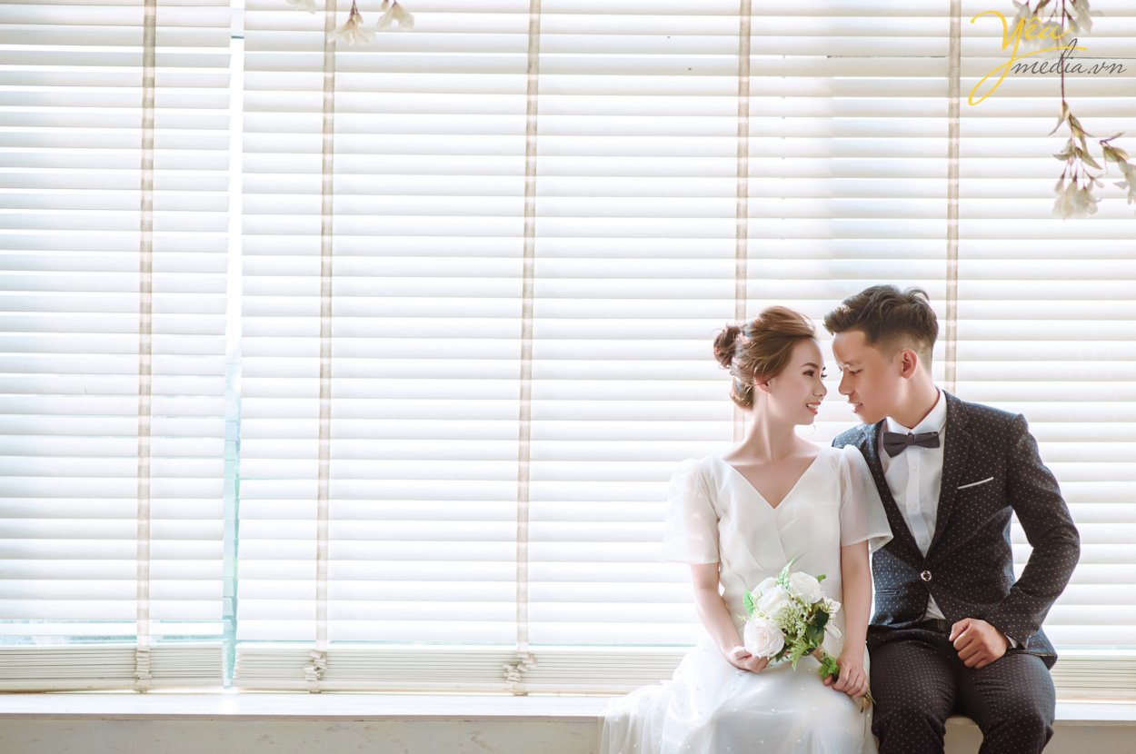 Phục sức, trang điểm hay địa điểm chụp ảnh cưới quả thật quan trọng, không chỉ khi chụp ảnh cưới phong cách Hàn Quốc mà trong chụp hình cưới nói chung. Thế nhưng, điều quan trọng nhất để tạo nên cái chất lãng mạn xứ kim chi trong bộ ảnh chính là concept chụp.  Bộ album cưới đẹp là khi người xem cảm thấy phảng phất nét Hàn Quốc và vẫn giữ được vẻ đẹp tự nhiên của cô dâu chú rể. Và concept, hay ý tưởng, nội dung của bộ ảnh chính là yếu tố quyết định cảm giác này.