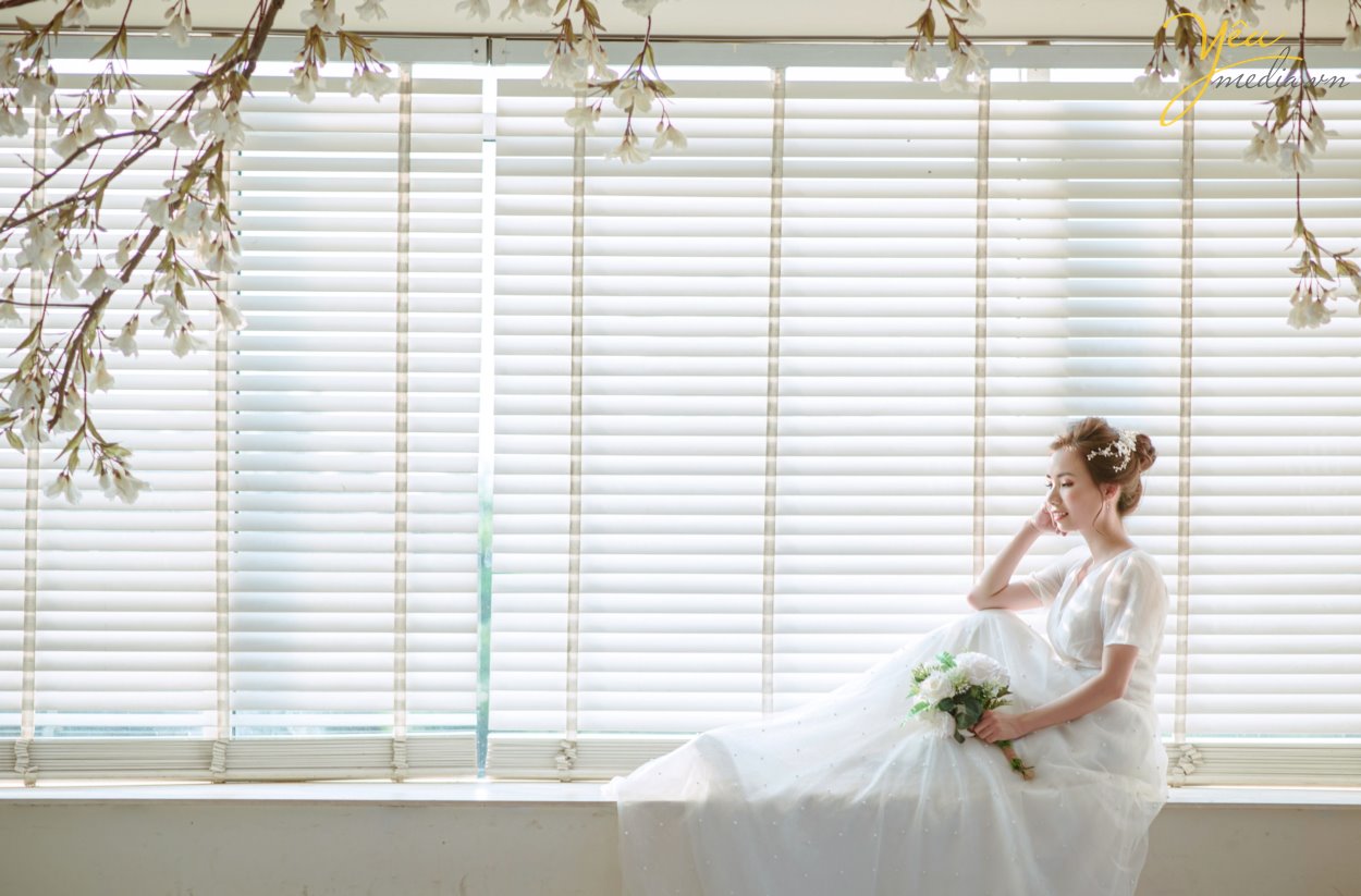 Phục sức, trang điểm hay địa điểm chụp ảnh cưới quả thật quan trọng, không chỉ khi chụp ảnh cưới phong cách Hàn Quốc mà trong chụp hình cưới nói chung. Thế nhưng, điều quan trọng nhất để tạo nên cái chất lãng mạn xứ kim chi trong bộ ảnh chính là concept chụp.  Bộ album cưới đẹp là khi người xem cảm thấy phảng phất nét Hàn Quốc và vẫn giữ được vẻ đẹp tự nhiên của cô dâu chú rể. Và concept, hay ý tưởng, nội dung của bộ ảnh chính là yếu tố quyết định cảm giác này.