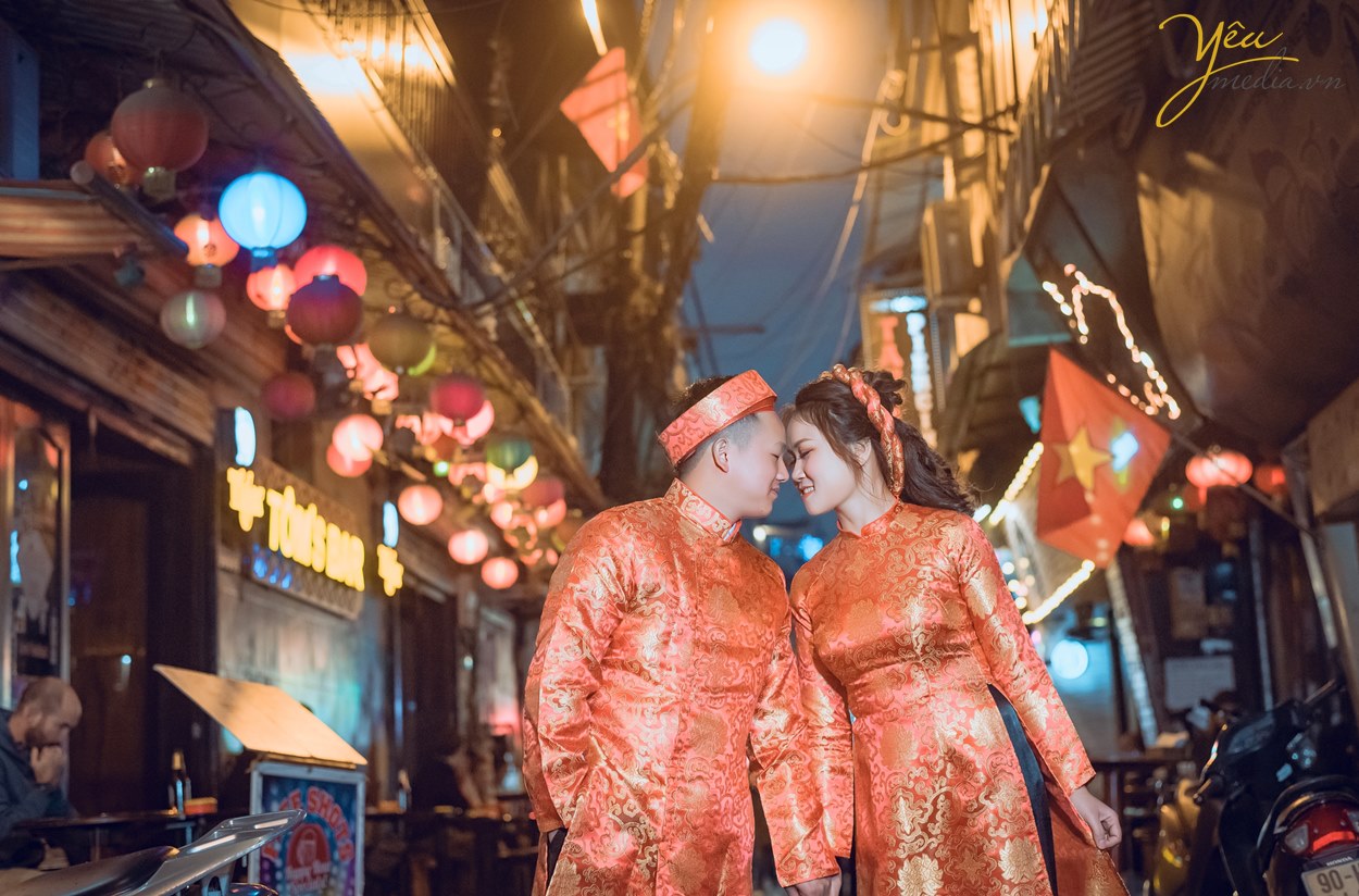 ảnh cưới chụp ở phố mã mây vào buổi đêm hà nội