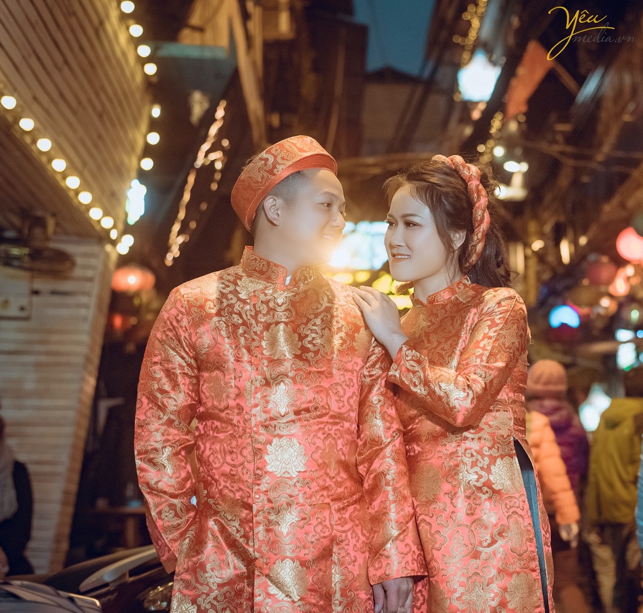 chụp ảnh cưới áo dài vào buổi tối ở phố mã mấy