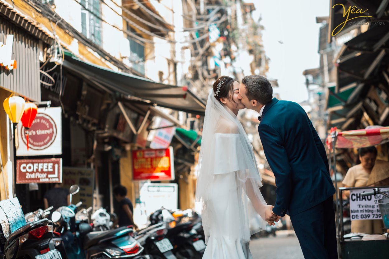 Chụp ảnh cưới ở phố cổ Hà Nội mong tình yêu mãi mãi bền lâu và trường tồn với thời gian. Hà Nội là trái tim của cả nước và chụp ảnh cưới đẹp tại Hà Nội thì không thể không nhắc đến phố cổ, vì nơi đây được xem là trái tim, là linh hồn của Hà Nội.  Khi lựa chọn chụp ảnh cưới ở phố cổ Hà Nội tức là bạn đang lựa chọn cho mình một nơi chụp ảnh cưới ngoại cảnh đẹp tại Hà Nội mang phong cách chụp ảnh cổ điển mà không kém phần hiện đại.  Chú rể Chris người nước ngoài và cô dâu Thảo người Việt Nam đã chọn nơi đây làm địa điểm chụp bộ ảnh cưới có ý nghĩa nhất của cuộc đời mình. Đủ để hiểu trái tim của họ dành cho Hà Nội có 1 tình yêu ngọt ngào và to lớn đến nhường nào.