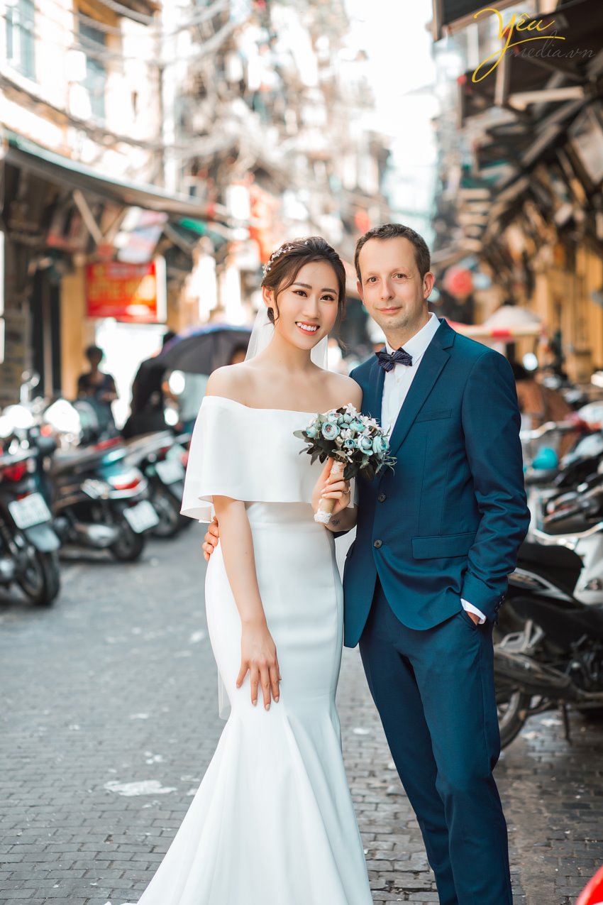 Chụp ảnh cưới ở phố cổ Hà Nội mong tình yêu mãi mãi bền lâu và trường tồn với thời gian. Hà Nội là trái tim của cả nước và chụp ảnh cưới đẹp tại Hà Nội thì không thể không nhắc đến phố cổ, vì nơi đây được xem là trái tim, là linh hồn của Hà Nội.  Khi lựa chọn chụp ảnh cưới ở phố cổ Hà Nội tức là bạn đang lựa chọn cho mình một nơi chụp ảnh cưới ngoại cảnh đẹp tại Hà Nội mang phong cách chụp ảnh cổ điển mà không kém phần hiện đại.  Chú rể Chris người nước ngoài và cô dâu Thảo người Việt Nam đã chọn nơi đây làm địa điểm chụp bộ ảnh cưới có ý nghĩa nhất của cuộc đời mình. Đủ để hiểu trái tim của họ dành cho Hà Nội có 1 tình yêu ngọt ngào và to lớn đến nhường nào.