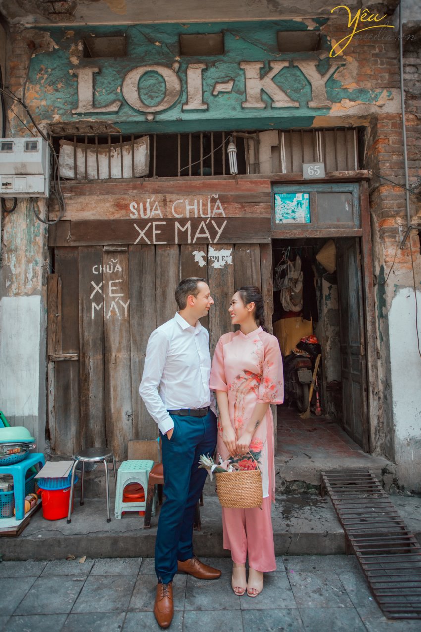Chụp ảnh cưới ở phố cổ Hà Nội mong tình yêu mãi mãi bền lâu và trường tồn với thời gian. Hà Nội là trái tim của cả nước và chụp ảnh cưới đẹp tại Hà Nội thì không thể không nhắc đến phố cổ, vì nơi đây được xem là trái tim, là linh hồn của Hà Nội.  Khi lựa chọn chụp ảnh cưới ở phố cổ Hà Nội tức là bạn đang lựa chọn cho mình một nơi chụp ảnh cưới ngoại cảnh đẹp tại Hà Nội mang phong cách chụp ảnh cổ điển mà không kém phần hiện đại.  Chú rể Chris người nước ngoài và cô dâu Thảo người Việt Nam đã chọn nơi đây làm địa điểm chụp bộ ảnh cưới có ý nghĩa nhất của cuộc đời mình. Đủ để hiểu trái tim của họ dành cho Hà Nội có 1 tình yêu ngọt ngào và to lớn đến nhường nào.