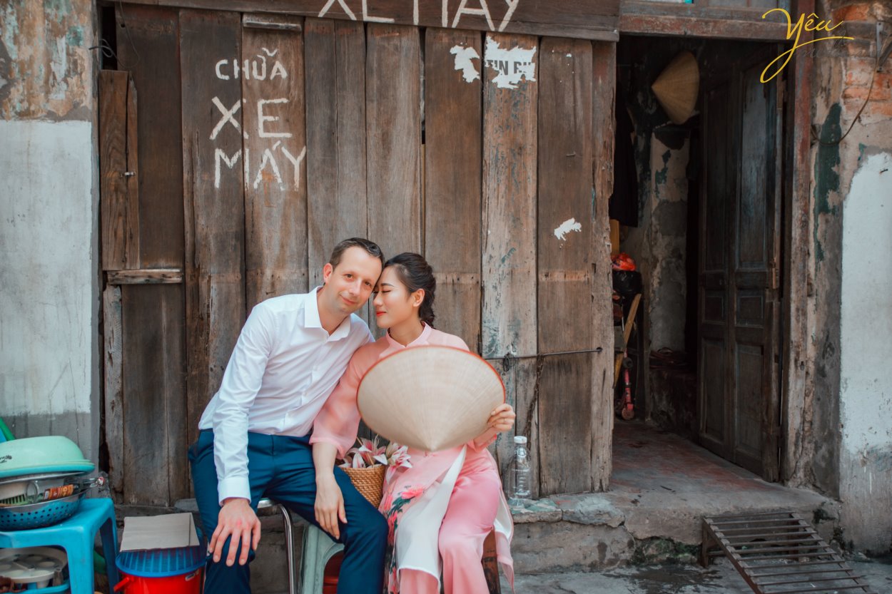 Chụp ảnh cưới ở phố cổ Hà Nội mong tình yêu mãi mãi bền lâu và trường tồn với thời gian. Hà Nội là trái tim của cả nước và chụp ảnh cưới đẹp tại Hà Nội thì không thể không nhắc đến phố cổ, vì nơi đây được xem là trái tim, là linh hồn của Hà Nội.  Khi lựa chọn chụp ảnh cưới ở phố cổ Hà Nội tức là bạn đang lựa chọn cho mình một nơi chụp ảnh cưới ngoại cảnh đẹp tại Hà Nội mang phong cách chụp ảnh cổ điển mà không kém phần hiện đại.  Chú rể Chris người nước ngoài và cô dâu Thảo người Việt Nam đã chọn nơi đây làm địa điểm chụp bộ ảnh cưới có ý nghĩa nhất của cuộc đời mình. Đủ để hiểu trái tim của họ dành cho Hà Nội có 1 tình yêu ngọt ngào và to lớn đến nhường nào.