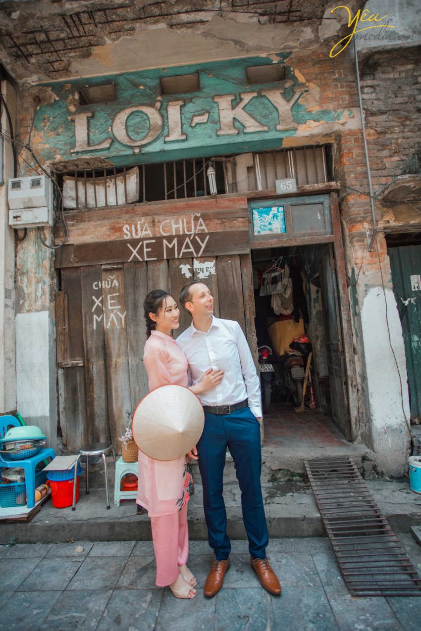 Chụp ảnh cưới ở phố cổ Hà Nội mong tình yêu mãi mãi bền lâu và trường tồn với thời gian. Hà Nội là trái tim của cả nước và chụp ảnh cưới đẹp tại Hà Nội thì không thể không nhắc đến phố cổ, vì nơi đây được xem là trái tim, là linh hồn của Hà Nội.  Khi lựa chọn chụp ảnh cưới ở phố cổ Hà Nội tức là bạn đang lựa chọn cho mình một nơi chụp ảnh cưới ngoại cảnh đẹp tại Hà Nội mang phong cách chụp ảnh cổ điển mà không kém phần hiện đại.  Chú rể Chris người nước ngoài và cô dâu Thảo người Việt Nam đã chọn nơi đây làm địa điểm chụp bộ ảnh cưới có ý nghĩa nhất của cuộc đời mình. Đủ để hiểu trái tim của họ dành cho Hà Nội có 1 tình yêu ngọt ngào và to lớn đến nhường nào.