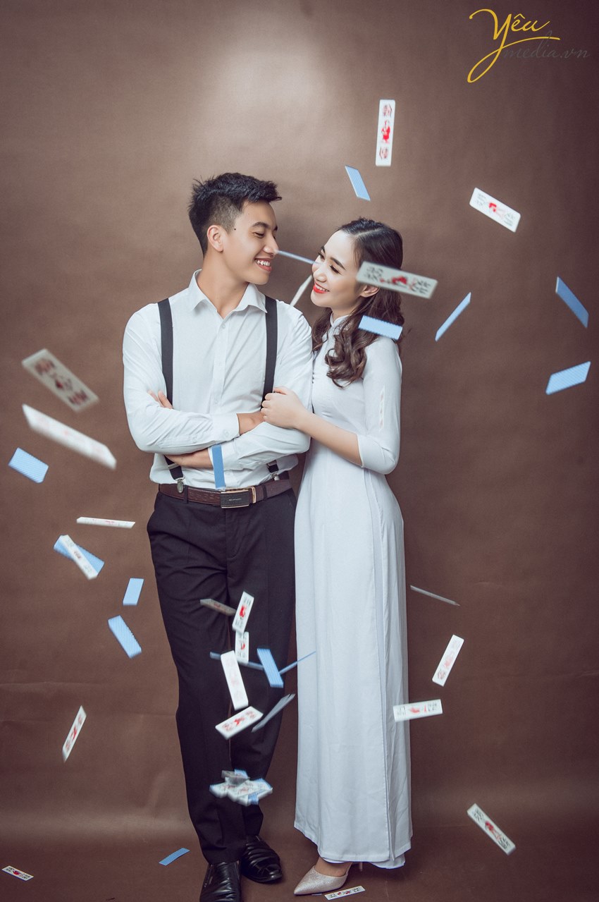 chụp ảnh cưới với những quân bài thú vị