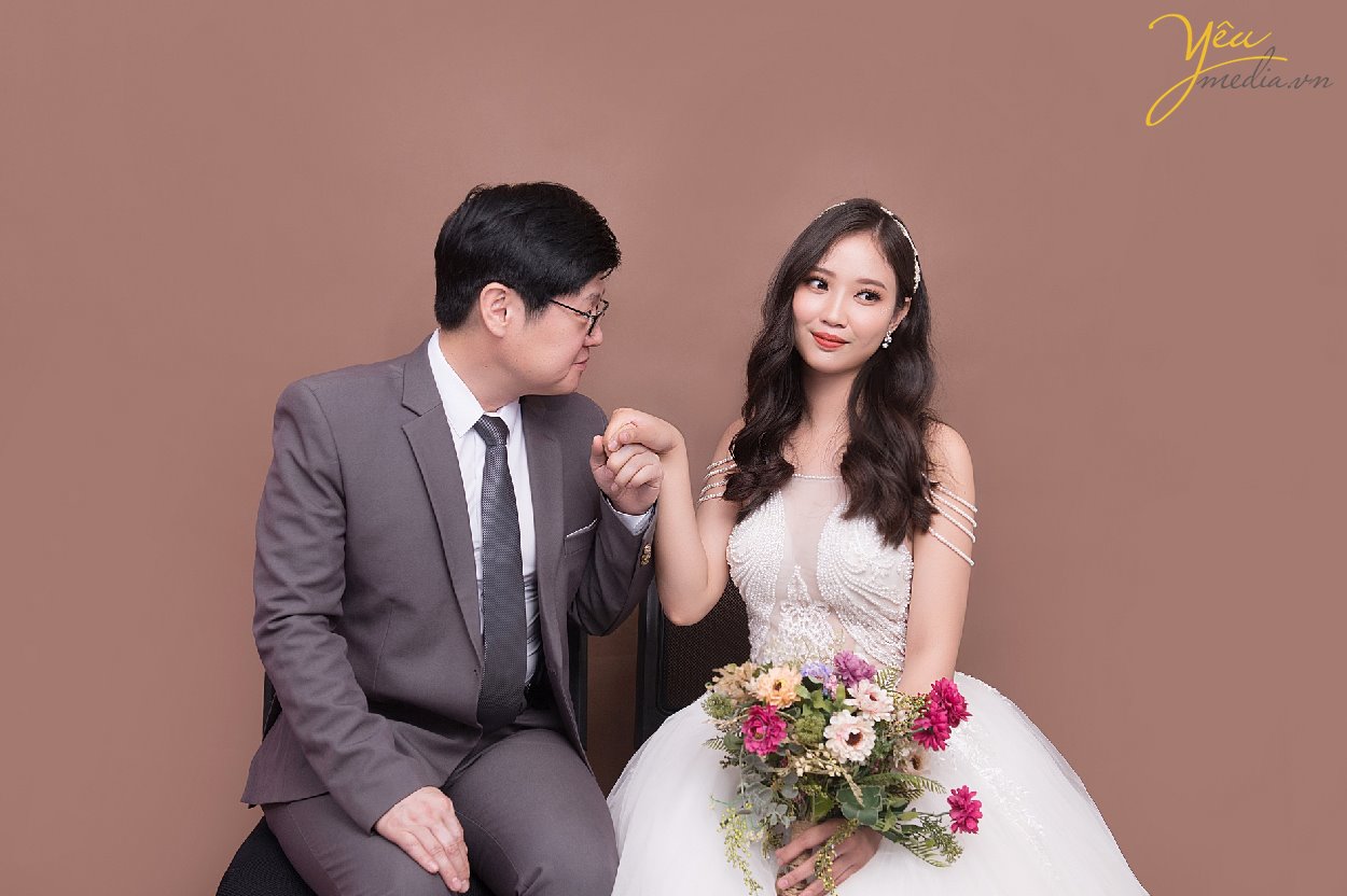 korean bride and groom take picture prewedding in hanoi