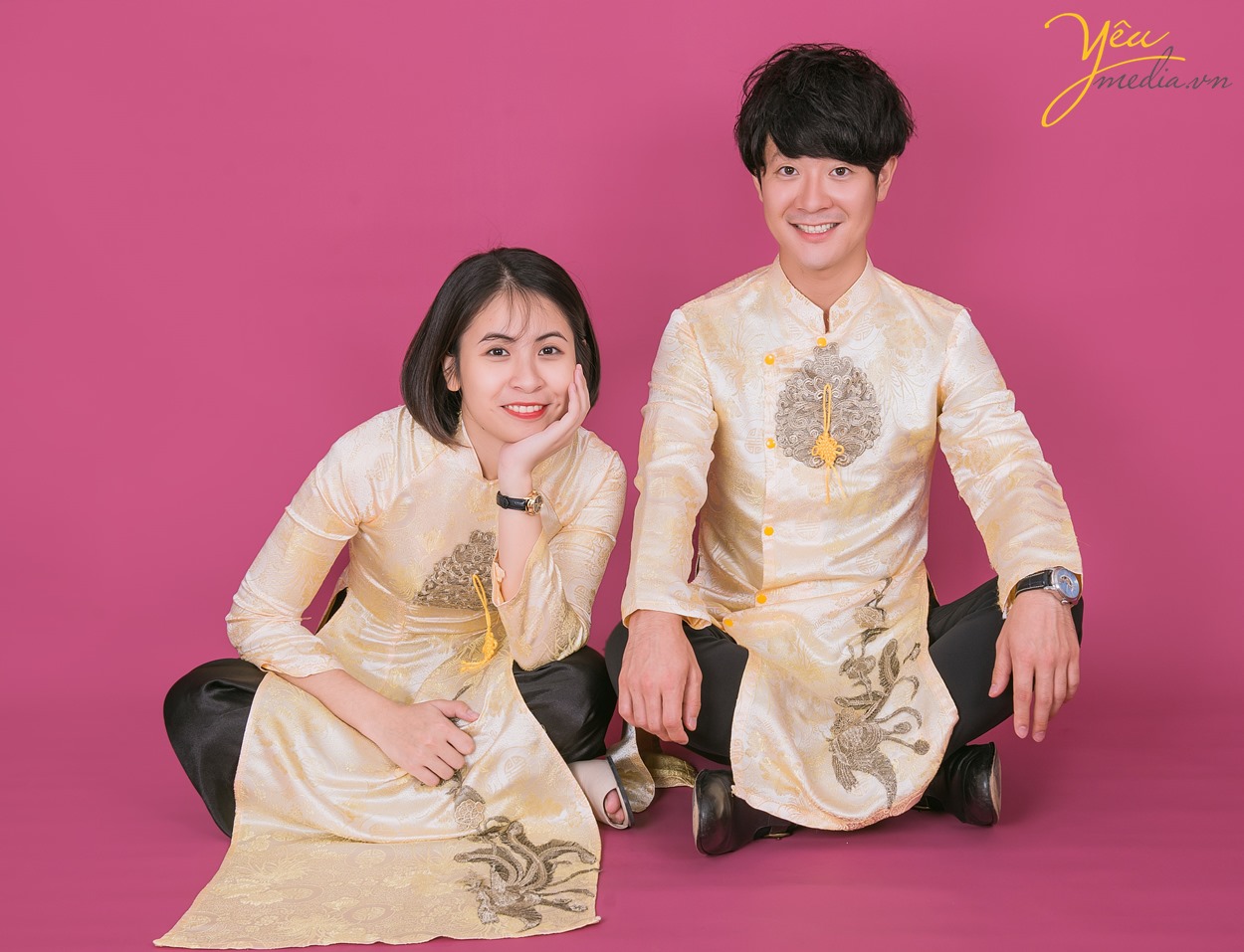 cô dâu chú rể chụp ảnh với các mẫu áo dài cưới việt nam