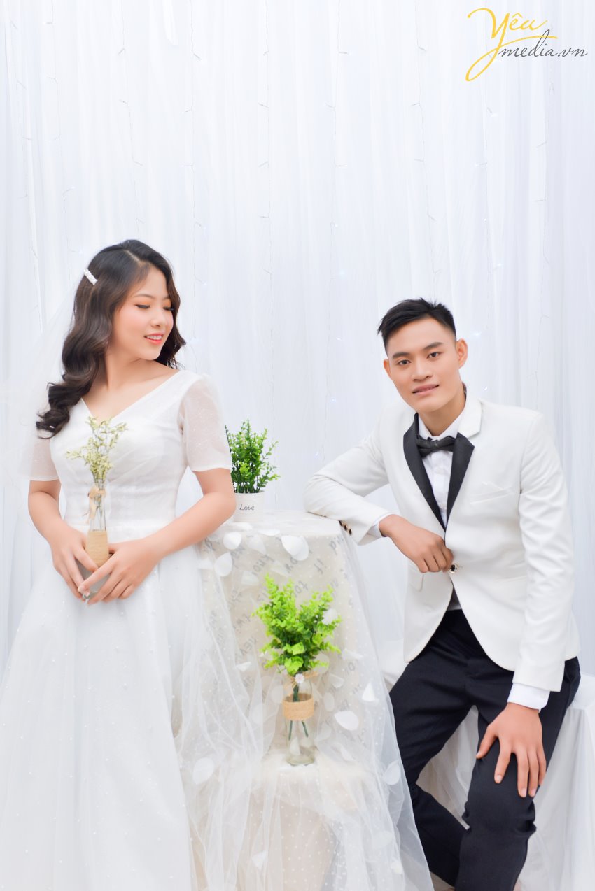 Có rất nhiều phong cách chụp ảnh như: cổ điển, châu âu… Trong đó, concept chụp ảnh cưới phong cách Hàn Quốc rất được các cặp đôi yêu thích bởi sự nhẹ nhàng, tinh tế, thanh lịch và đặc biệt là sự tự nhiên. Điều đáng chú ý nhất khi chụp ảnh cưới phong cách Hàn Quốc chính là bối cảnh của bộ ảnh. Khi bạn quyết định chọn phong cách Hàn Quốc cho album ảnh cưới của mình thì hãy quan tâm đến địa điểm chụp ảnh đầu tiên. Với ảnh cưới phong cách Hàn Quốc, các bức ảnh thường chụp ngay tại Studio hoặc phim trường. Bởi cái đẹp của phong cách này chính là sự đơn giản mà tinh tế. Chỉ cần một background có màu sắc ngọt ngào hoặc một chút lãng mạn bên cạnh khung cửa sổ là đủ cho bối cảnh chụp ảnh cưới phong cách Hàn Quốc rồi.