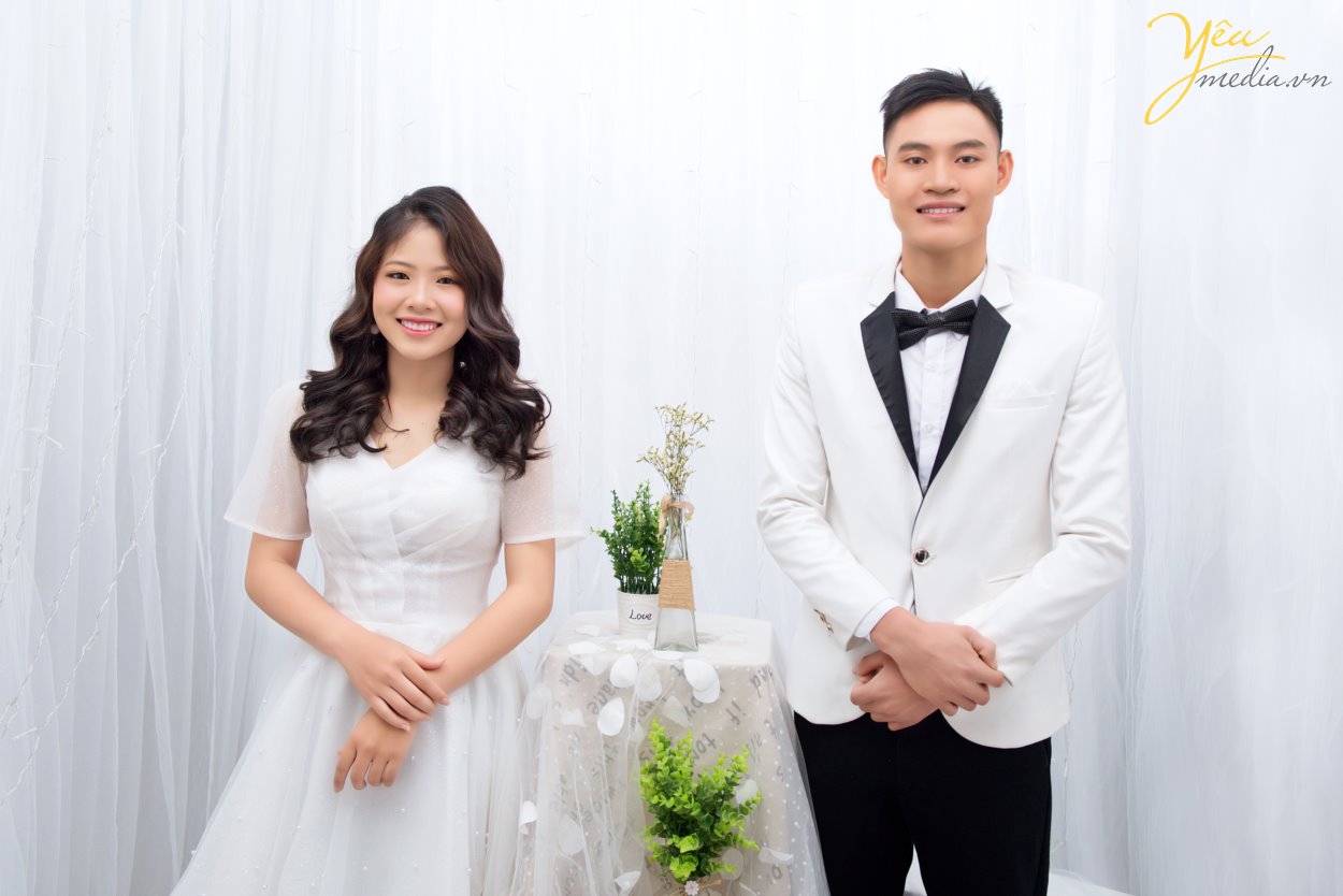 Có rất nhiều phong cách chụp ảnh như: cổ điển, châu âu… Trong đó, concept chụp ảnh cưới phong cách Hàn Quốc rất được các cặp đôi yêu thích bởi sự nhẹ nhàng, tinh tế, thanh lịch và đặc biệt là sự tự nhiên. Điều đáng chú ý nhất khi chụp ảnh cưới phong cách Hàn Quốc chính là bối cảnh của bộ ảnh. Khi bạn quyết định chọn phong cách Hàn Quốc cho album ảnh cưới của mình thì hãy quan tâm đến địa điểm chụp ảnh đầu tiên. Với ảnh cưới phong cách Hàn Quốc, các bức ảnh thường chụp ngay tại Studio hoặc phim trường. Bởi cái đẹp của phong cách này chính là sự đơn giản mà tinh tế. Chỉ cần một background có màu sắc ngọt ngào hoặc một chút lãng mạn bên cạnh khung cửa sổ là đủ cho bối cảnh chụp ảnh cưới phong cách Hàn Quốc rồi.