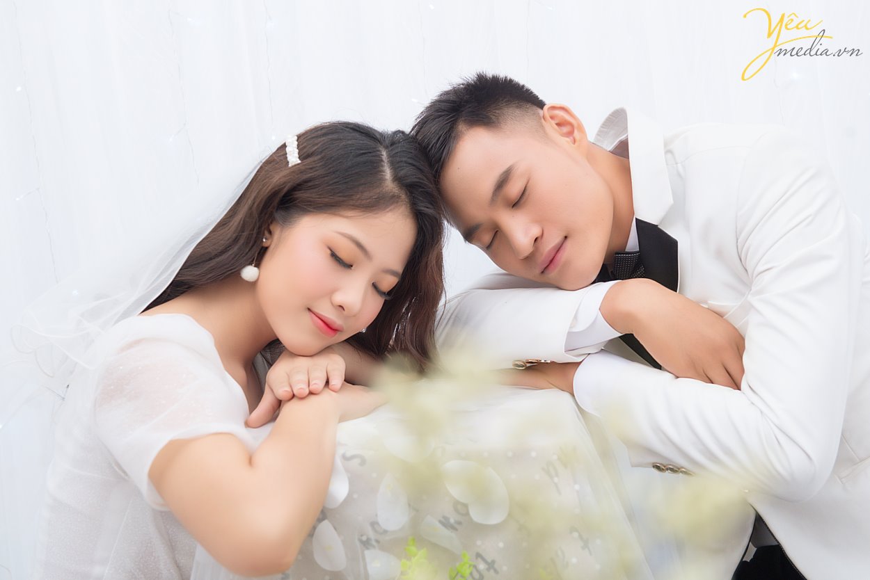 Có rất nhiều phong cách chụp ảnh như: cổ điển, châu âu… Trong đó, concept chụp ảnh cưới phong cách Hàn Quốc rất được các cặp đôi yêu thích bởi sự nhẹ nhàng, tinh tế, thanh lịch và đặc biệt là sự tự nhiên. Điều đáng chú ý nhất khi chụp ảnh cưới phong cách Hàn Quốc chính là bối cảnh của bộ ảnh. Khi bạn quyết định chọn phong cách Hàn Quốc cho album ảnh cưới của mình thì hãy quan tâm đến địa điểm chụp ảnh đầu tiên. Với ảnh cưới phong cách Hàn Quốc, các bức ảnh thường chụp ngay tại Studio hoặc phim trường. Bởi cái đẹp của phong cách này chính là sự đơn giản mà tinh tế. Chỉ cần một background có màu sắc ngọt ngào hoặc một chút lãng mạn bên cạnh khung cửa sổ là đủ cho bối cảnh chụp ảnh cưới phong cách Hàn Quốc rồi.