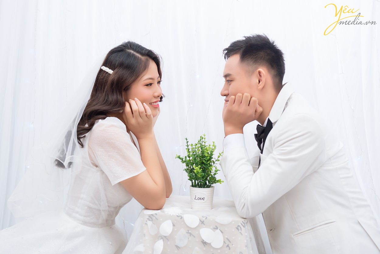 Có rất nhiều phong cách chụp ảnh như: cổ điển, châu âu… Trong đó, concept chụp ảnh cưới phong cách Hàn Quốc rất được các cặp đôi yêu thích bởi sự nhẹ nhàng, tinh tế, thanh lịch và đặc biệt là sự tự nhiên. Điều đáng chú ý nhất khi chụp ảnh cưới phong cách Hàn Quốc chính là bối cảnh của bộ ảnh. Khi bạn quyết định chọn phong cách Hàn Quốc cho album ảnh cưới của mình thì hãy quan tâm đến địa điểm chụp ảnh đầu tiên. Với ảnh cưới phong cách Hàn Quốc, các bức ảnh thường chụp ngay tại Studio hoặc phim trường. Bởi cái đẹp của phong cách này chính là sự đơn giản mà tinh tế. Chỉ cần một background có màu sắc ngọt ngào hoặc một chút lãng mạn bên cạnh khung cửa sổ là đủ cho bối cảnh chụp ảnh cưới phong cách Hàn Quốc rồi.