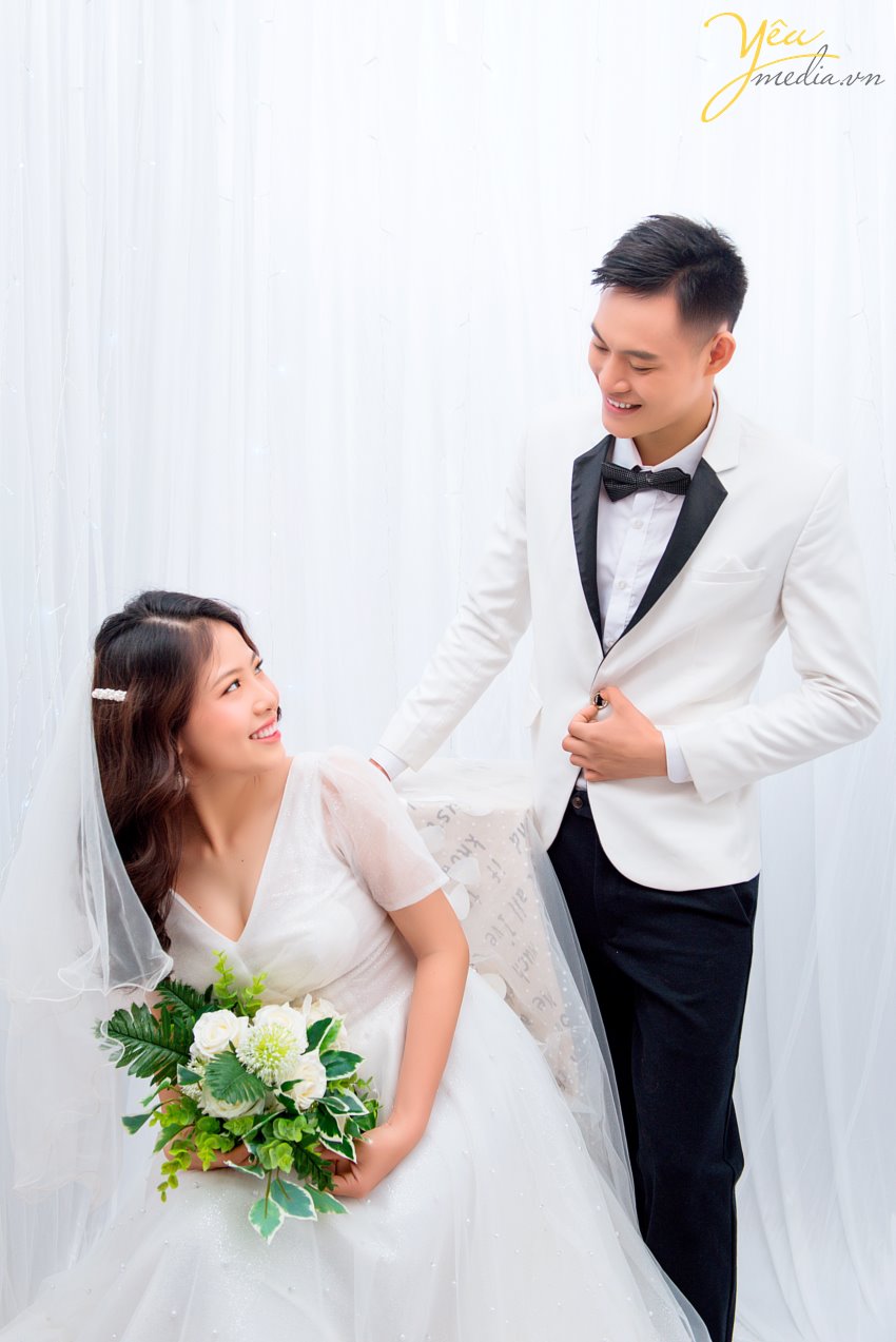 Có rất nhiều phong cách chụp ảnh như: cổ điển, châu âu… Trong đó, concept chụp ảnh cưới phong cách Hàn Quốc rất được các cặp đôi yêu thích bởi sự nhẹ nhàng, tinh tế, thanh lịch và đặc biệt là sự tự nhiên. Điều đáng chú ý nhất khi chụp ảnh cưới phong cách Hàn Quốc chính là bối cảnh của bộ ảnh. Khi bạn quyết định chọn phong cách Hàn Quốc cho album ảnh cưới của mình thì hãy quan tâm đến địa điểm chụp ảnh đầu tiên. Với ảnh cưới phong cách Hàn Quốc, các bức ảnh thường chụp ngay tại Studio hoặc phim trường. Bởi cái đẹp của phong cách này chính là sự đơn giản mà tinh tế. Chỉ cần một background có màu sắc ngọt ngào hoặc một chút lãng mạn bên cạnh khung cửa sổ là đủ cho bối cảnh chụp ảnh cưới phong cách Hàn Quốc rồi.