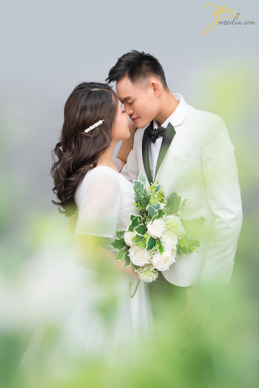 Có rất nhiều phong cách chụp ảnh như: cổ điển, châu âu… Trong đó, concept chụp ảnh cưới phong cách Hàn Quốc rất được các cặp đôi yêu thích bởi sự nhẹ nhàng, tinh tế, thanh lịch và đặc biệt là sự tự nhiên. Điều đáng chú ý nhất khi chụp ảnh cưới phong cách Hàn Quốc chính là bối cảnh của bộ ảnh. Khi bạn quyết định chọn phong cách Hàn Quốc cho album ảnh cưới của mình thì hãy quan tâm đến địa điểm chụp ảnh đầu tiên. Với ảnh cưới phong cách Hàn Quốc, các bức ảnh thường chụp ngay tại Studio hoặc phim trường. Bởi cái đẹp của phong cách này chính là sự đơn giản mà tinh tế. Chỉ cần một background có màu sắc ngọt ngào hoặc một chút lãng mạn bên cạnh khung cửa sổ là đủ cho bối cảnh chụp ảnh cưới phong cách Hàn Quốc rồi.