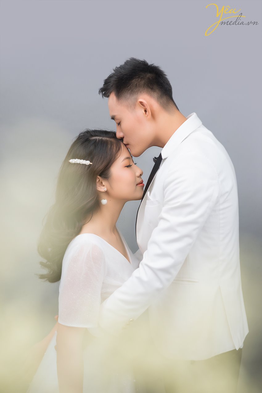 Có rất nhiều phong cách chụp ảnh như: cổ điển, châu âu… Trong đó, concept chụp ảnh cưới phong cách Hàn Quốc rất được các cặp đôi yêu thích bởi sự nhẹ nhàng, tinh tế, thanh lịch và đặc biệt là sự tự nhiên. Điều đáng chú ý nhất khi chụp ảnh cưới phong cách Hàn Quốc chính là bối cảnh của bộ ảnh. Khi bạn quyết định chọn phong cách Hàn Quốc cho album ảnh cưới của mình thì hãy quan tâm đến địa điểm chụp ảnh đầu tiên. Với ảnh cưới phong cách Hàn Quốc, các bức ảnh thường chụp ngay tại Studio hoặc phim trường. Bởi cái đẹp của phong cách này chính là sự đơn giản mà tinh tế. Chỉ cần một background có màu sắc ngọt ngào hoặc một chút lãng mạn bên cạnh khung cửa sổ là đủ cho bối cảnh chụp ảnh cưới phong cách Hàn Quốc rồi.