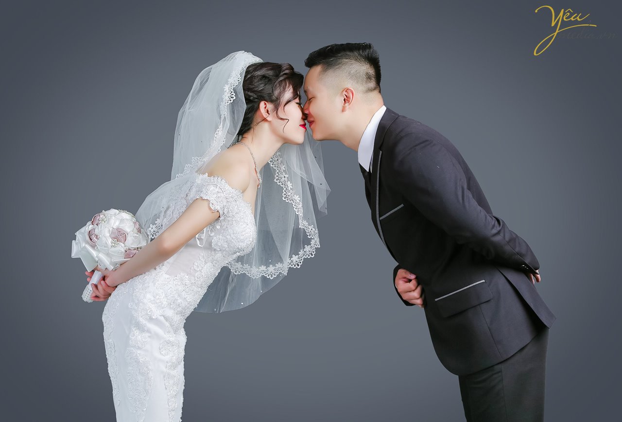 cô dâu chú rể chụp ảnh thơm nhau