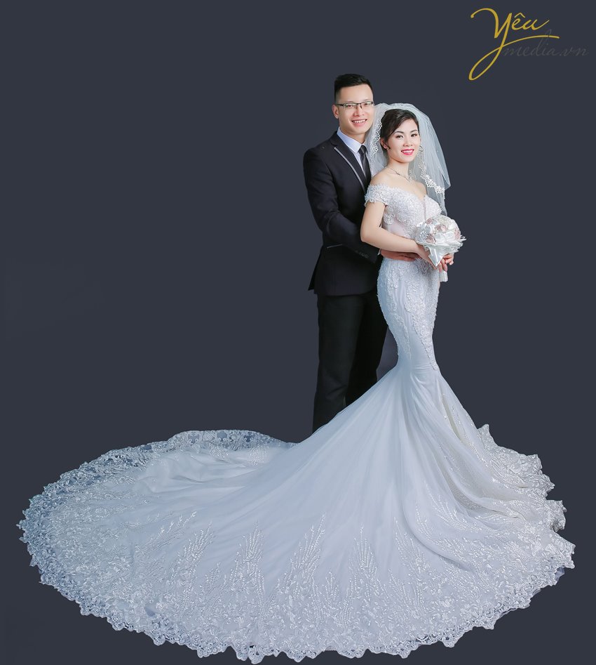 cô dâu chú rể chụp ảnh studio nền màu ghi