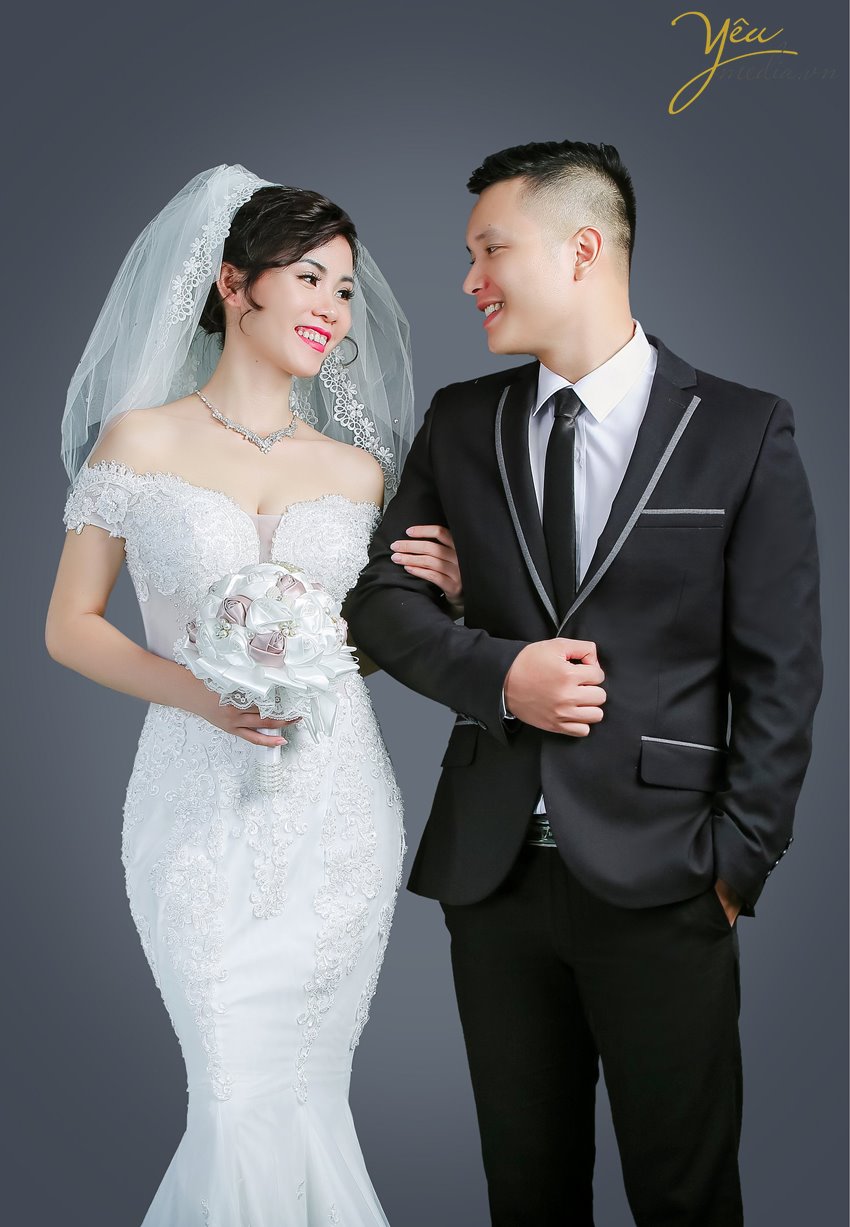 cô dâu chú rể nhìn nhau cười