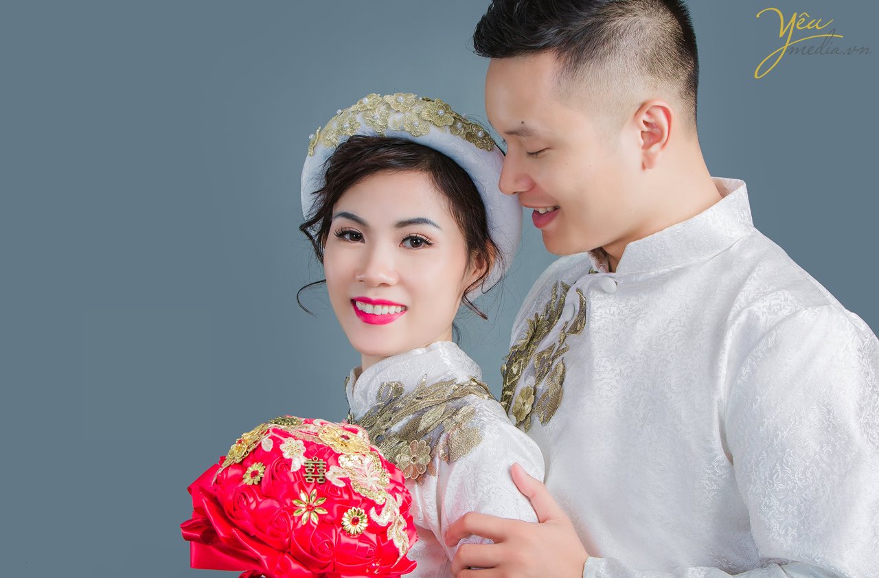 chụp ảnh mặc áo dài đôi màu trắng