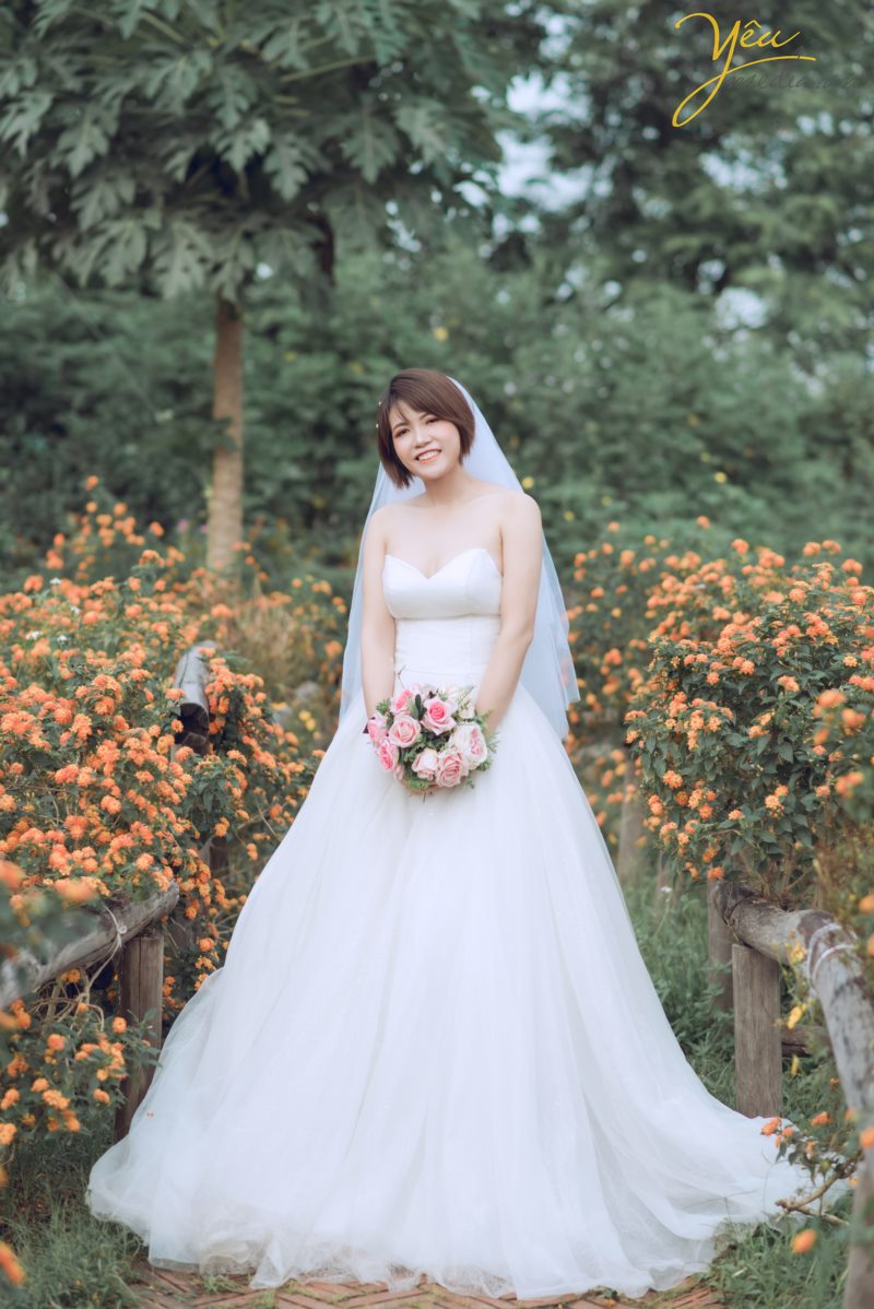 Santorini Park tại Yên Sở - Hà Nội. đẹp không chỉ bởi thiết kế độc đáo, mang hơi thở Châu Âu mà còn nằm ở sự kết hợp đa dạng những phong cách khác nhau, điển hình là phong cách lãng mạn, ngọt ngào đậm chất Hàn Quốc. Đến với Santorini, bạn sẽ được đắm mình trong không gian thiên nhiên tràn ngập màu xanh của lá, sắc màu rực rỡ của hoa và màu vàng rộn của nắng.