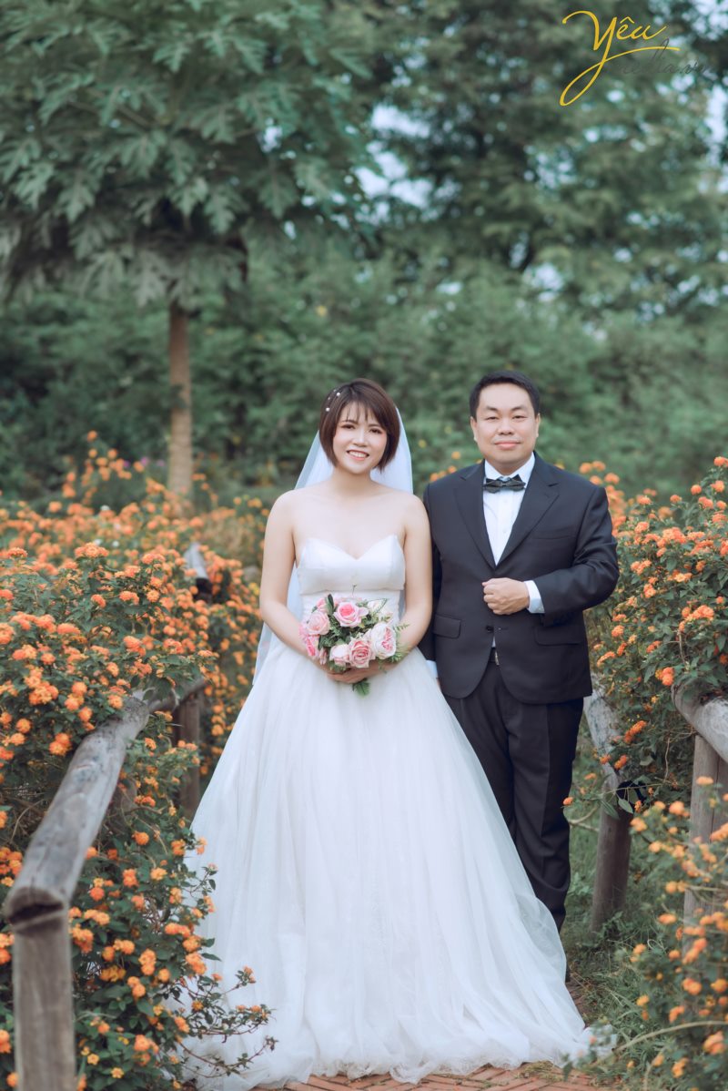 Santorini Park tại Yên Sở - Hà Nội. đẹp không chỉ bởi thiết kế độc đáo, mang hơi thở Châu Âu mà còn nằm ở sự kết hợp đa dạng những phong cách khác nhau, điển hình là phong cách lãng mạn, ngọt ngào đậm chất Hàn Quốc. Đến với Santorini, bạn sẽ được đắm mình trong không gian thiên nhiên tràn ngập màu xanh của lá, sắc màu rực rỡ của hoa và màu vàng rộn của nắng.