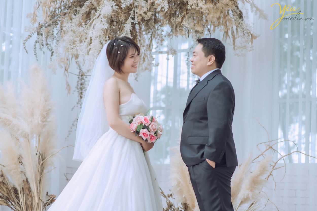 Santorini Park tại Yên Sở - Hà Nội. đẹp không chỉ bởi thiết kế độc đáo, mang hơi thở Châu Âu mà còn nằm ở sự kết hợp đa dạng những phong cách khác nhau, điển hình là phong cách lãng mạn, ngọt ngào đậm chất Hàn Quốc. Đến với Santorini, bạn sẽ được đắm mình trong không gian thiên nhiên tràn ngập màu xanh của lá, sắc màu rực rỡ của hoa và màu vàng rộn của nắng.