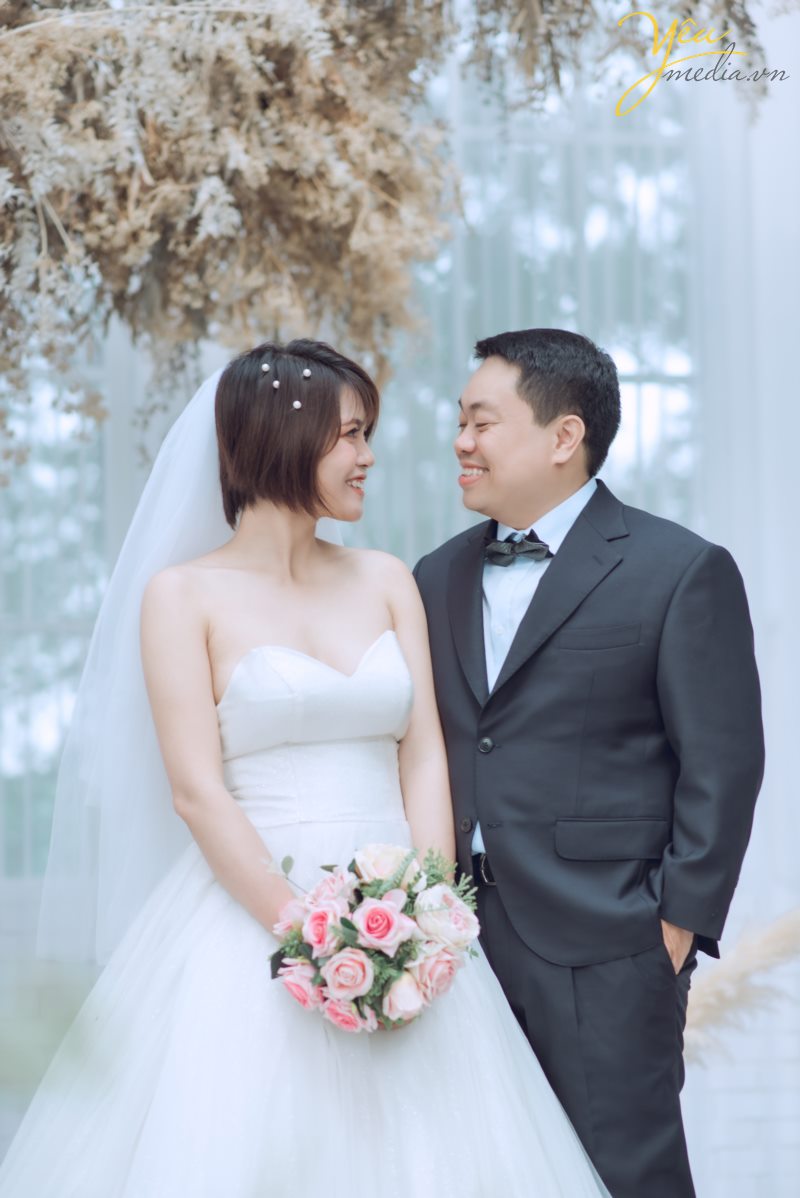 Santorini Park tại Yên Sở - Hà Nội. đẹp không chỉ bởi thiết kế độc đáo, mang hơi thở Châu Âu mà còn nằm ở sự kết hợp đa dạng những phong cách khác nhau, điển hình là phong cách lãng mạn, ngọt ngào đậm chất Hàn Quốc. Đến với Santorini, bạn sẽ được đắm mình trong không gian thiên nhiên tràn ngập màu xanh của lá, sắc màu rực rỡ của hoa và màu vàng rộn của nắng.