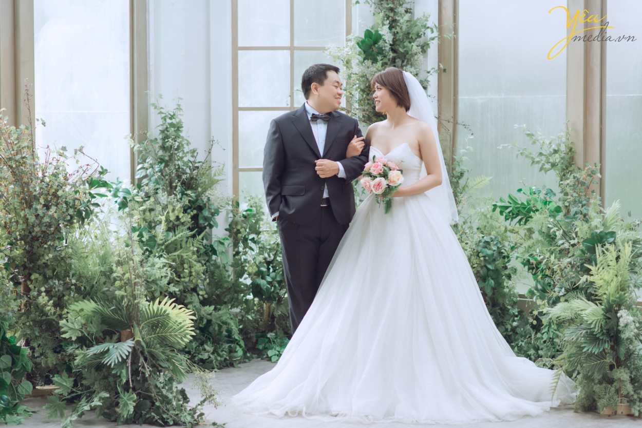 Santorini Park tại Yên Sở - Hà Nội. đẹp không chỉ bởi thiết kế độc đáo, mang hơi thở Châu Âu mà còn nằm ở sự kết hợp đa dạng những phong cách khác nhau, điển hình là phong cách lãng mạn, ngọt ngào đậm chất Hàn Quốc. Đến với Santorini, bạn sẽ được đắm mình trong không gian thiên nhiên tràn ngập màu xanh của lá, sắc màu rực rỡ của hoa và màu vàng rộn của nắng.